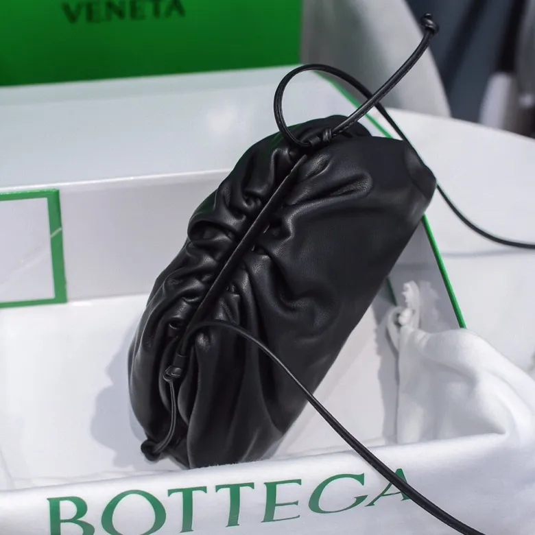 Batch 1120 Bottega Veneta cloud bag ☁️POUCH series Original plain calfskin, super low-key and durable, soft and casual. Major internet celebrity bloggers are crazy about calling it fashionable and classy, ​​lazy and intellectual. Small size: 23*13*8 (small cloud plain) black, model number; 6671
